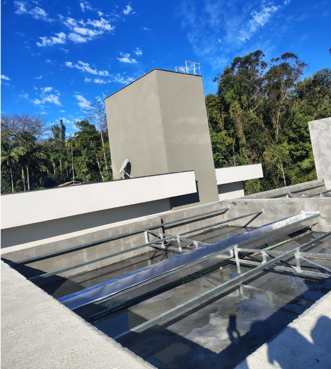 Cobertura translúcida instalada em laje de residência