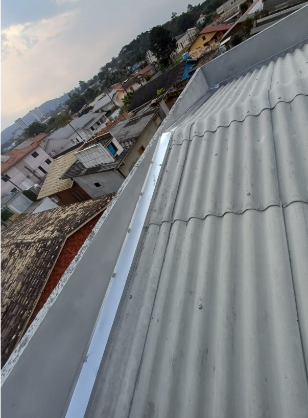 Calha sem emenda em telhado ondulado com vista para a cidade