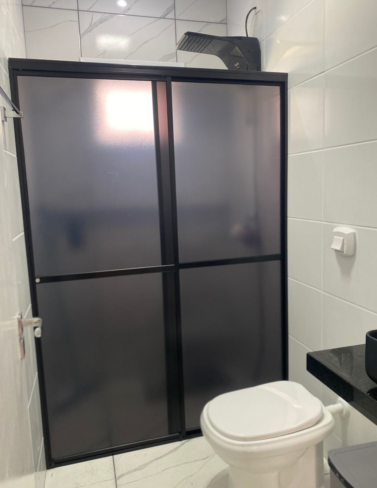 Box acrílico fumê com acabamento em perfil preto