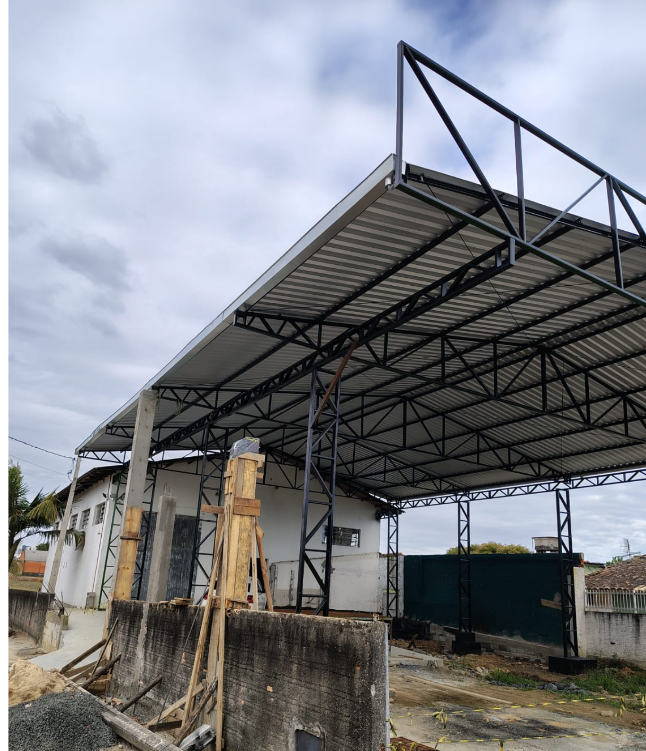 Capeamento e estrutura metálica de pavilhão comercial