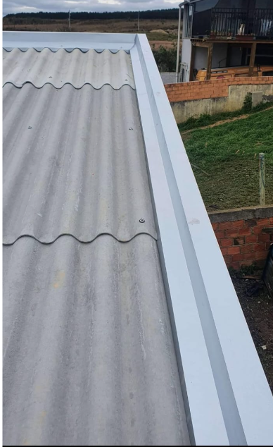 Calha em alumínio instalada em telhado de fibrocimento