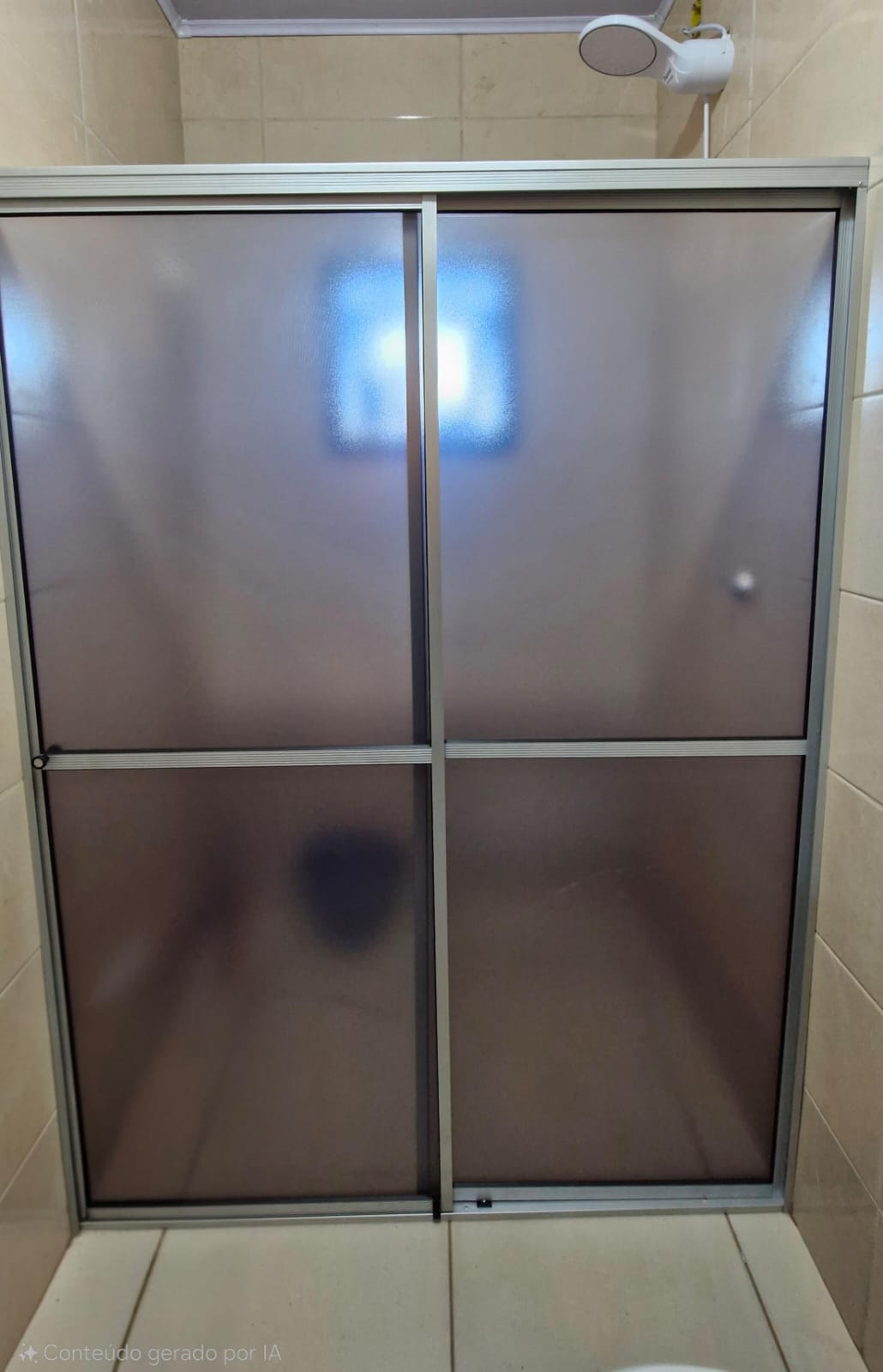 Box em acrílico com perfil alumínio em banheiro residencial