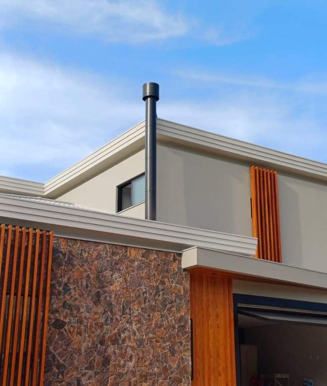 Pingadeira e capeamento em fachada com revestimento em pedra