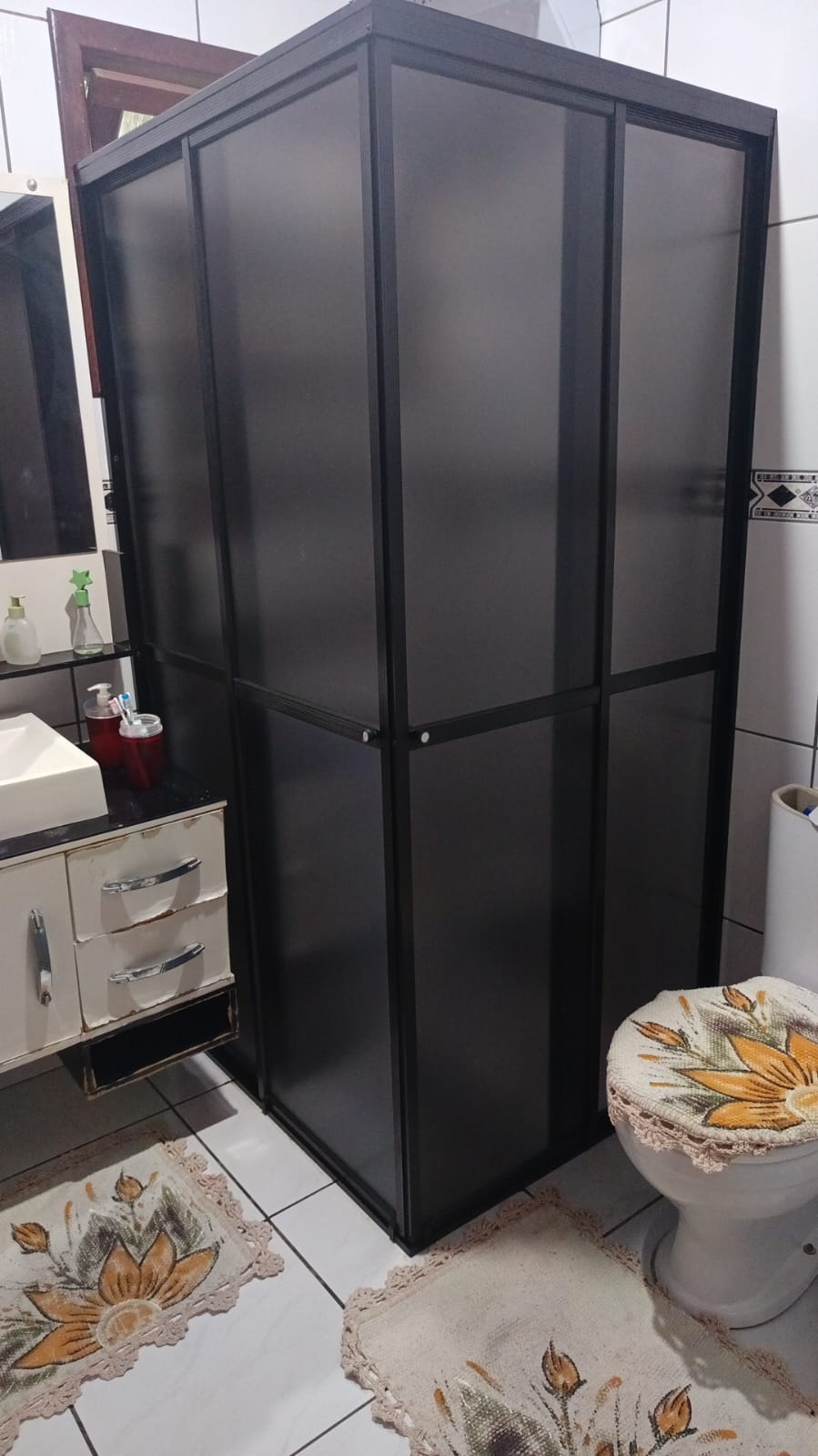 Box em acrílico fumê instalado em banheiro