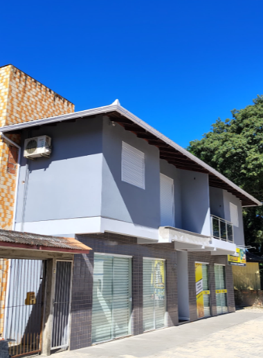 Calha de alumínio em fachada comercial de dois pavimentos