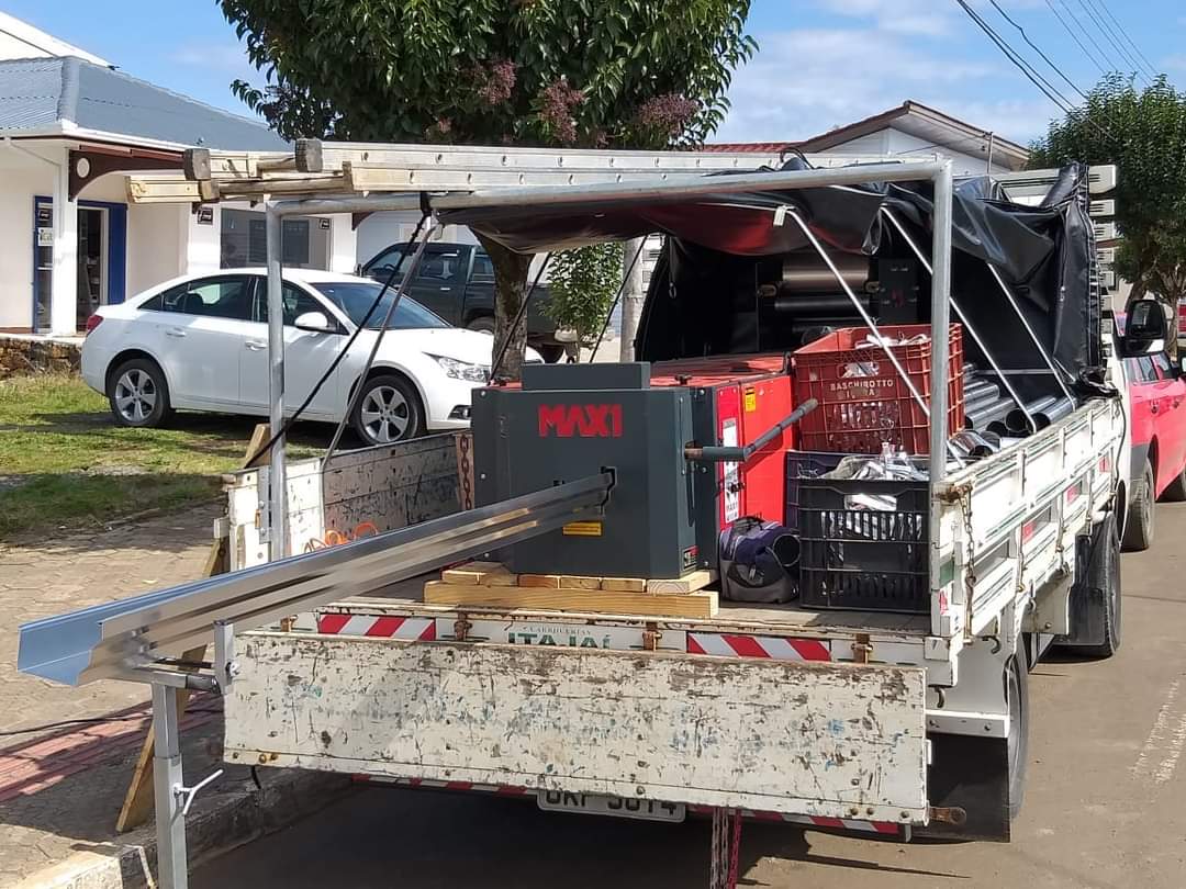 Máquina MAXI de perfilagem de calhas sem emenda da Box e Calhas Catarinense
