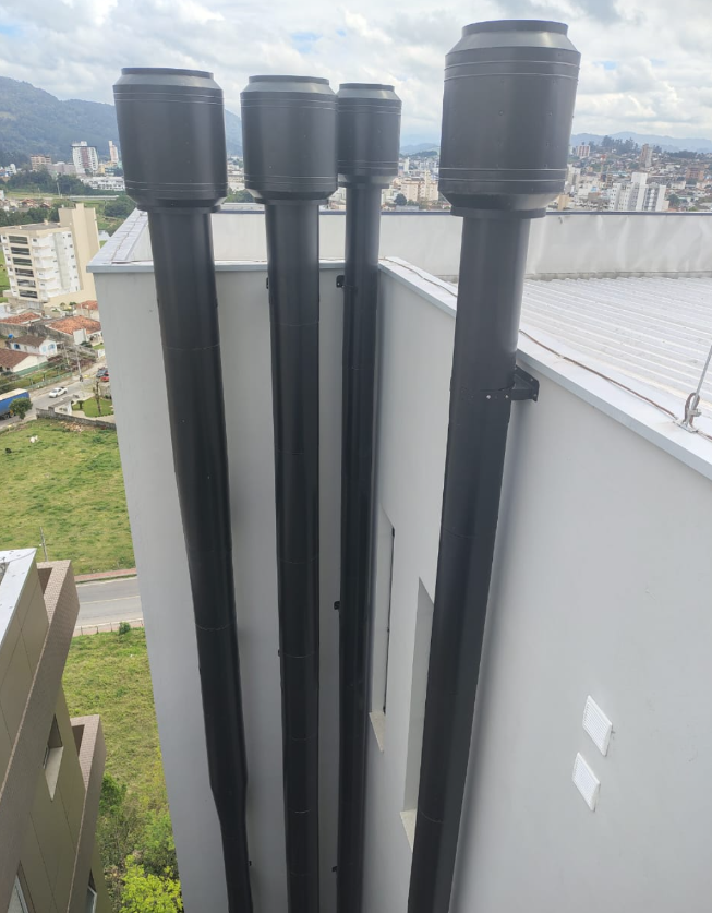 Chaminés em alumínio instaladas em telhado