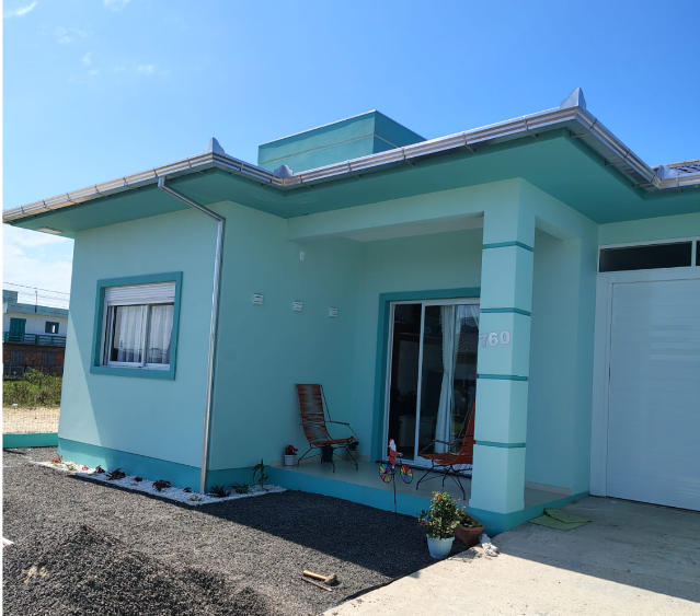 Calha em alumínio instalada em residência azul